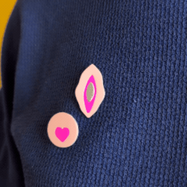Pin's boobs et vulve GIF
